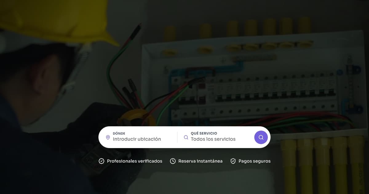 Screenshot of the serviprapp.com homepage hero: an electrician working at a breaker panel behind the Spanish “Dónde / Qué servicio” search bar, with verified professionals, instant booking, and secure payments badges